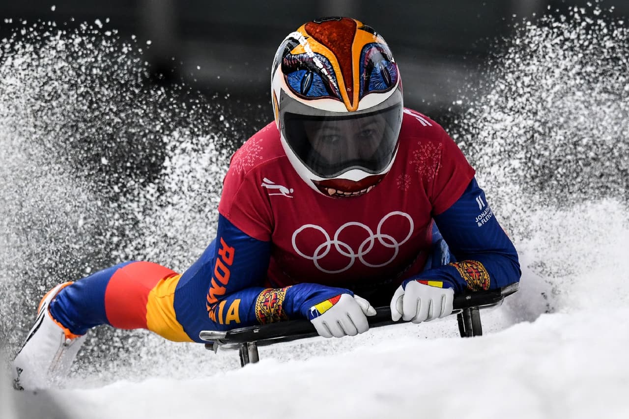 La rumana 
<b>Maria Marinela Mazilu </b>puso en su casco una figura –aparamentemente femenina– con el detalle de la boca y los colmillos en la barbilla.