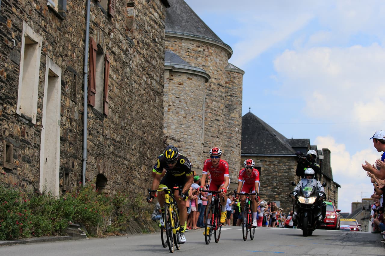 A la izquierda, el francés Jerome Cousin, ljunto con su compatriota Pierre Roger Latour y el belga Dimitri Claeys en una de las escapadas o fugas dentro de la etapa 4.