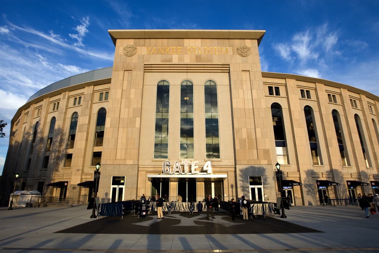El nuevo estadio tiene un área conocida como "Monument Park" detrás del muro del jardín central. Monument Park 
<b>tiene monumentos que honran a los buenos jugadores de los Yankees de años anteriores.</b> Monument Park está abierto antes de que comience el juego.