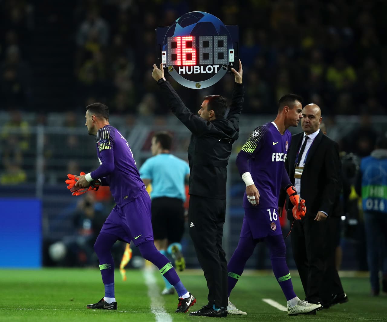 Las cosas para el club monegasco empeoraban cuando Diego Benaglio tuvo que ser sustituido por lesión. Danijel Subasic regresaba al arco.