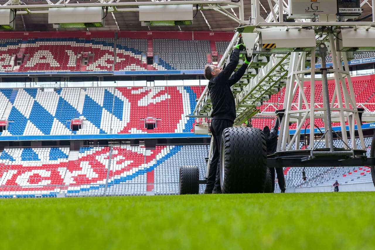 La labor de cuidado del terreno de juego ha continuado estos días, incluso con las máquinas que proporcionan un cuidado especial al pasto.