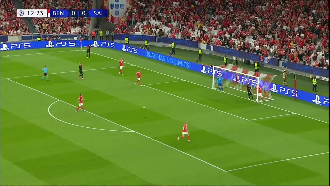 ¡Expulsión! El árbitro saca la roja directa a António Silva.