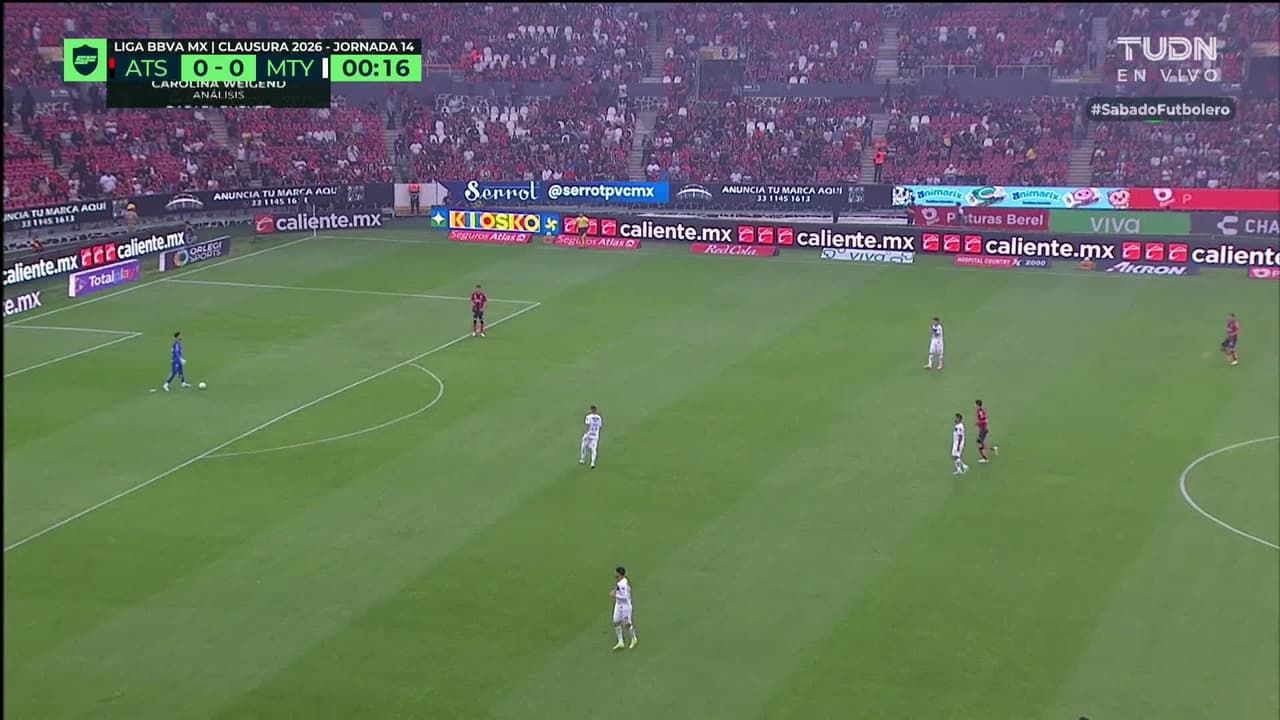 Arranca el partido y la pelota está en juego.