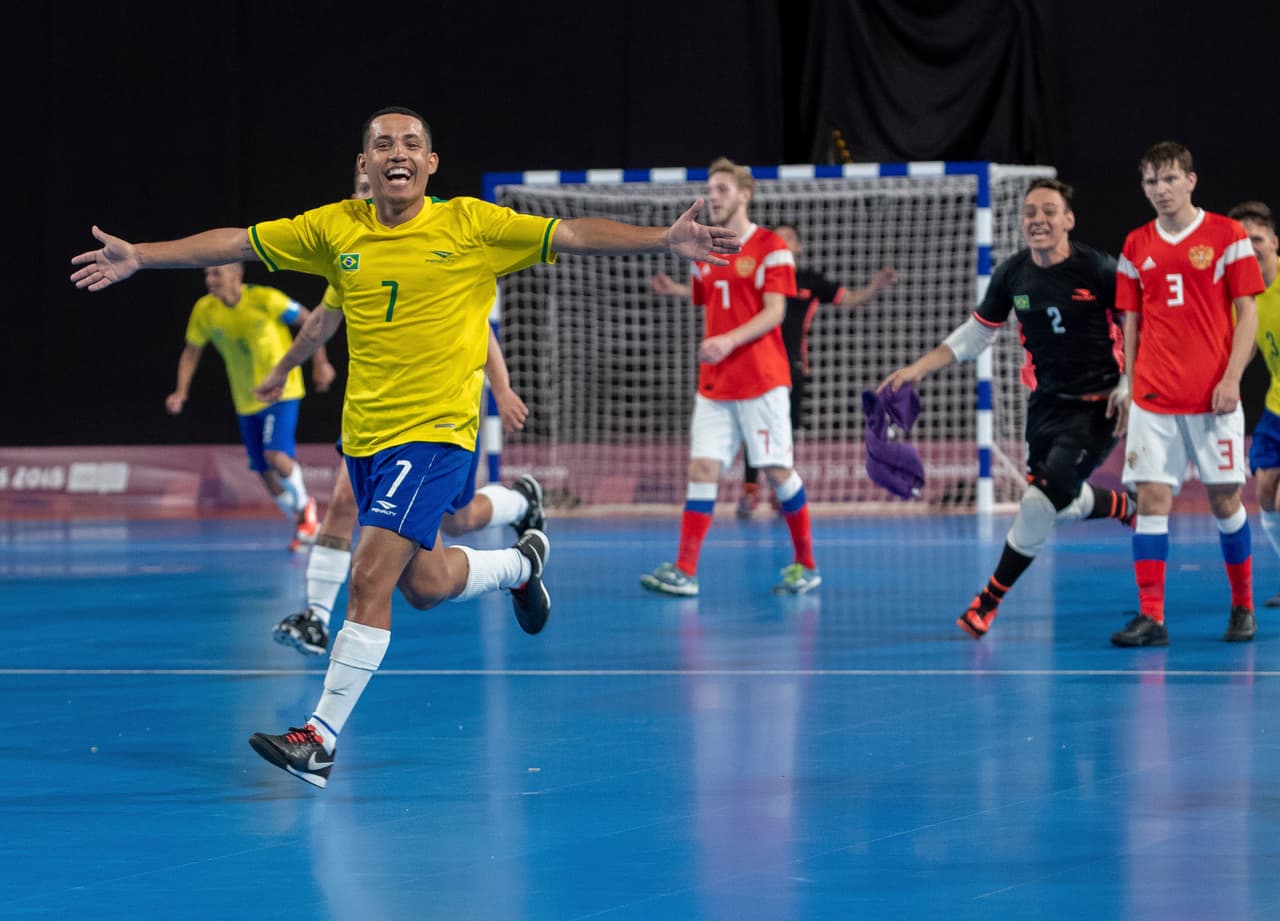Matheus Moura Batista celebra después de que su equipo conquistara el triunfo en el juego por la medalla de oro del Futsal para hombres de los Juegos Olímpicos de la Juventud Buenos Aires 2018.