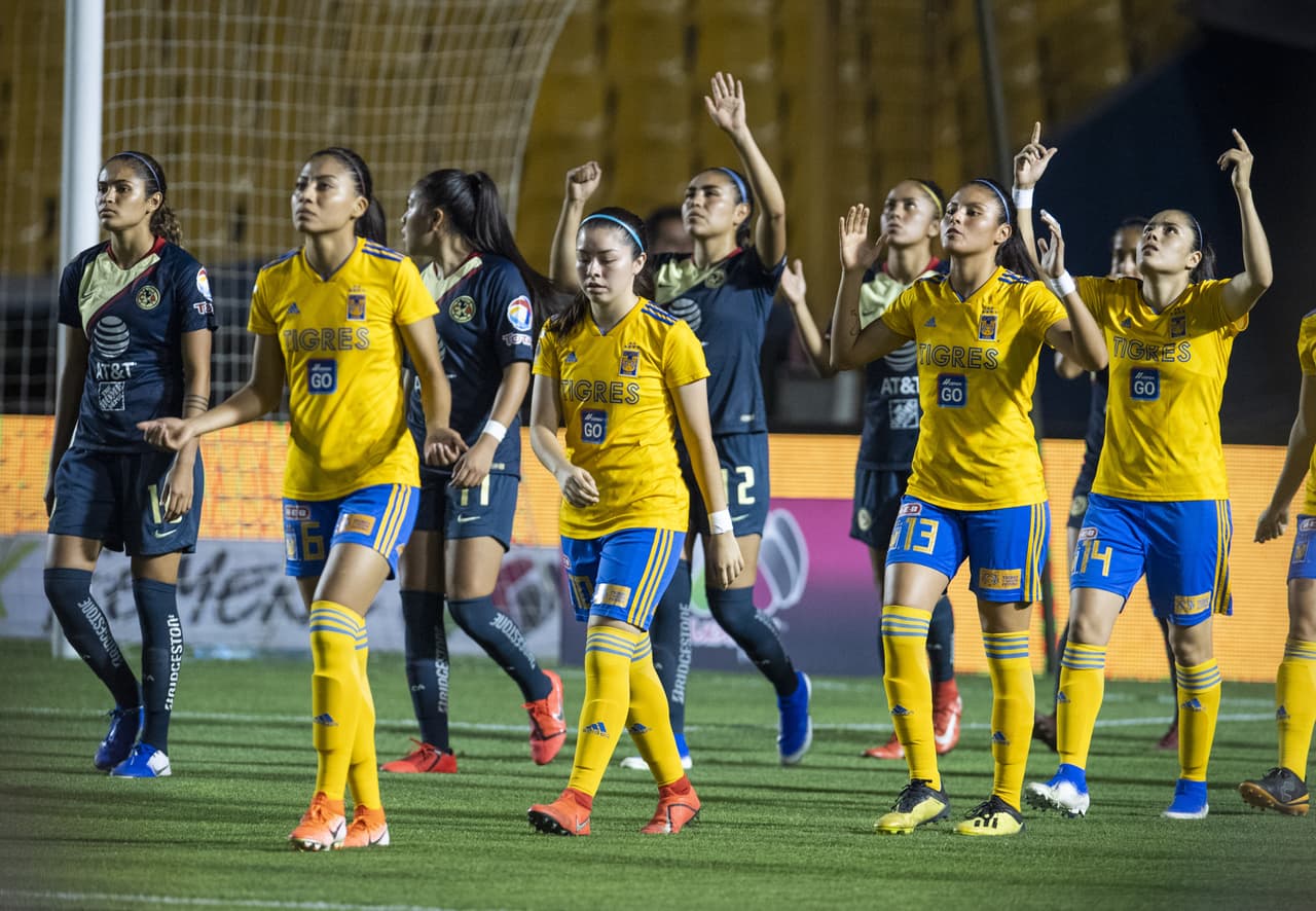 Así salían al campo las jugadoras tanto de Tigres UANL como del América, para disputar el partido correspondiente a la Ida de la Semifinal del Torneo Clausura 2019 de la Liga MX Femenil, en el Estadio Universitario, en Monterrey, Nuevo León.