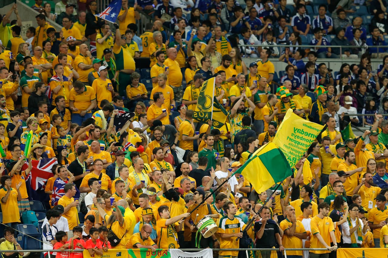 Mientras que la afición de los 
<i>Socceroos </i>tampoco se quedaba atrás, esperando que su equipo ganase y se acercara a la certeza de clasificar de manera directa.