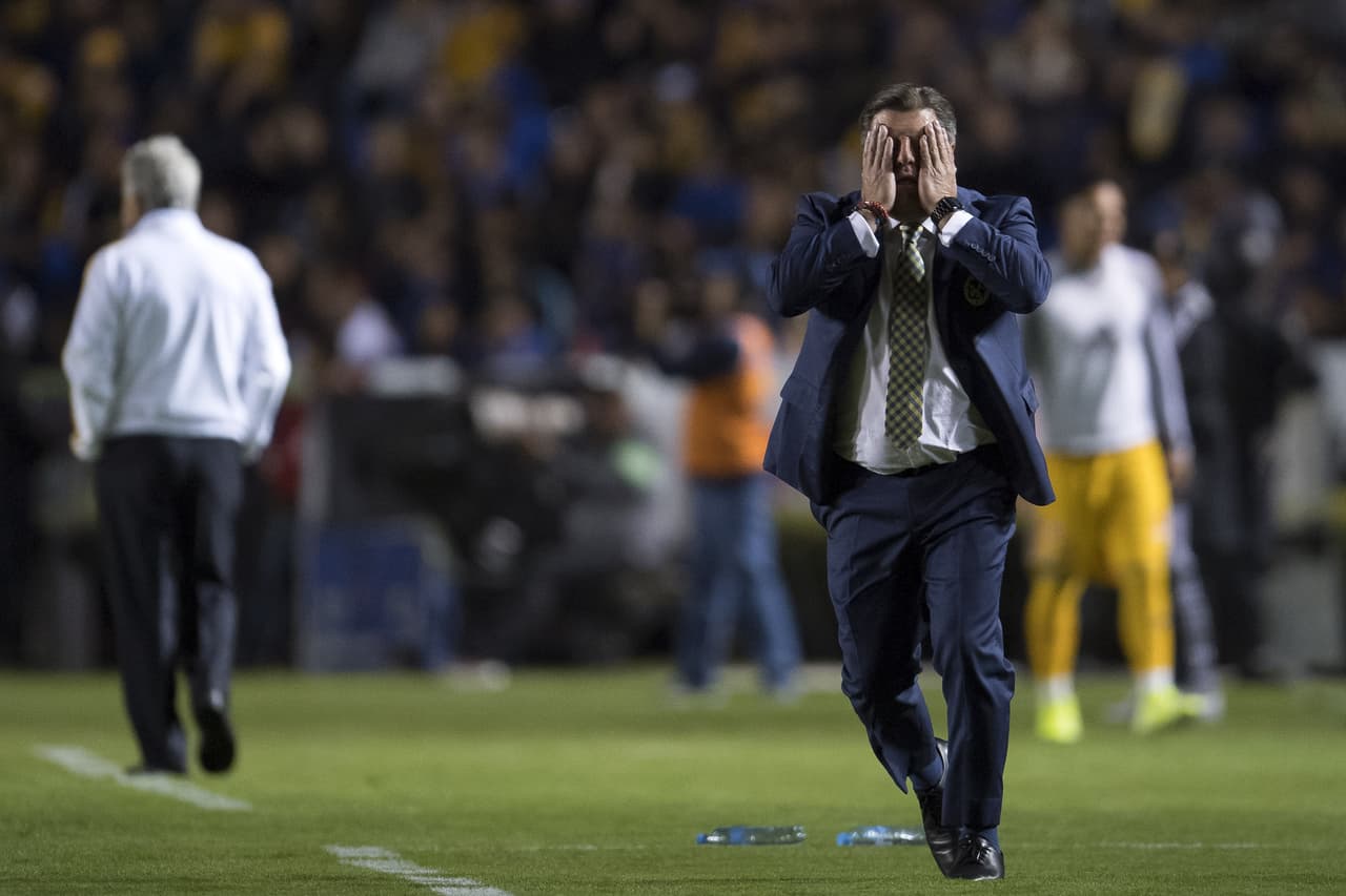 Miguel Herrera lamenta el gol anulado a su equipo, era el que mataba las esperanzas de Tigres.