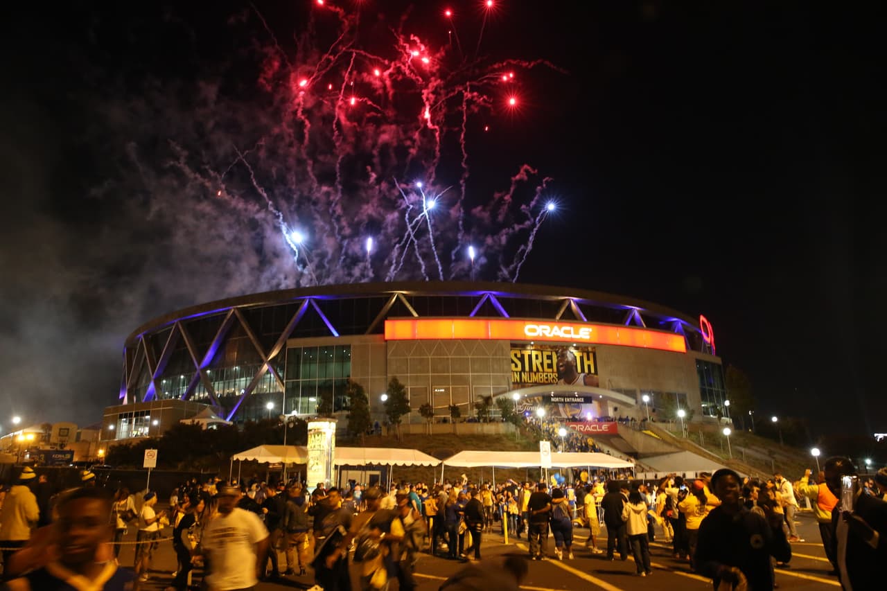 Fans de los Golden State Warriors celebraron en las calles de Oakland