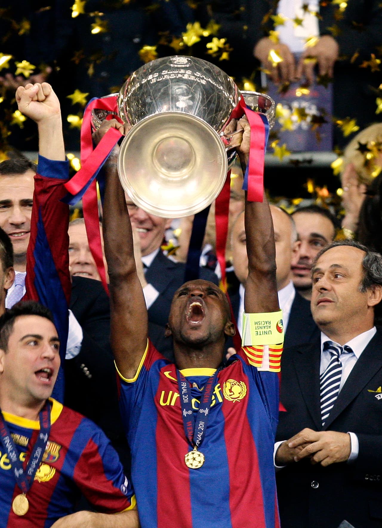 12. Barcelona se coronó en Wembley al ganarle al Manchester United y Carles Puyol –capitán– le dio el honor a Eric Abidal de levantar el trofeo tras superar un cancer.