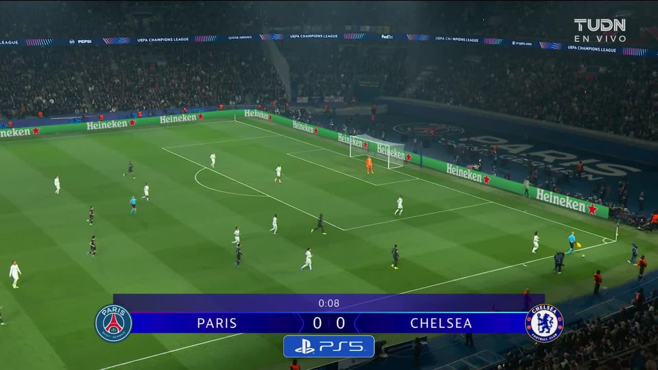 Arranca el partido y la pelota está en juego.