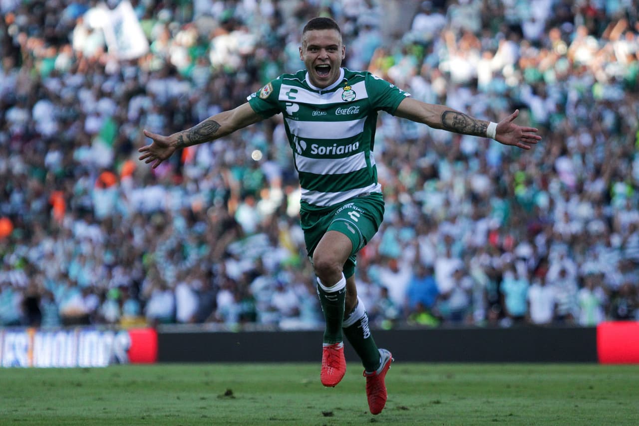 El uruguayo, en una tarde de inspiración, demostró su calidad a bbalón parado. De pierna derecha, eludiendo la barrera, marcó de tiro libre el 3-1 para su equipo.