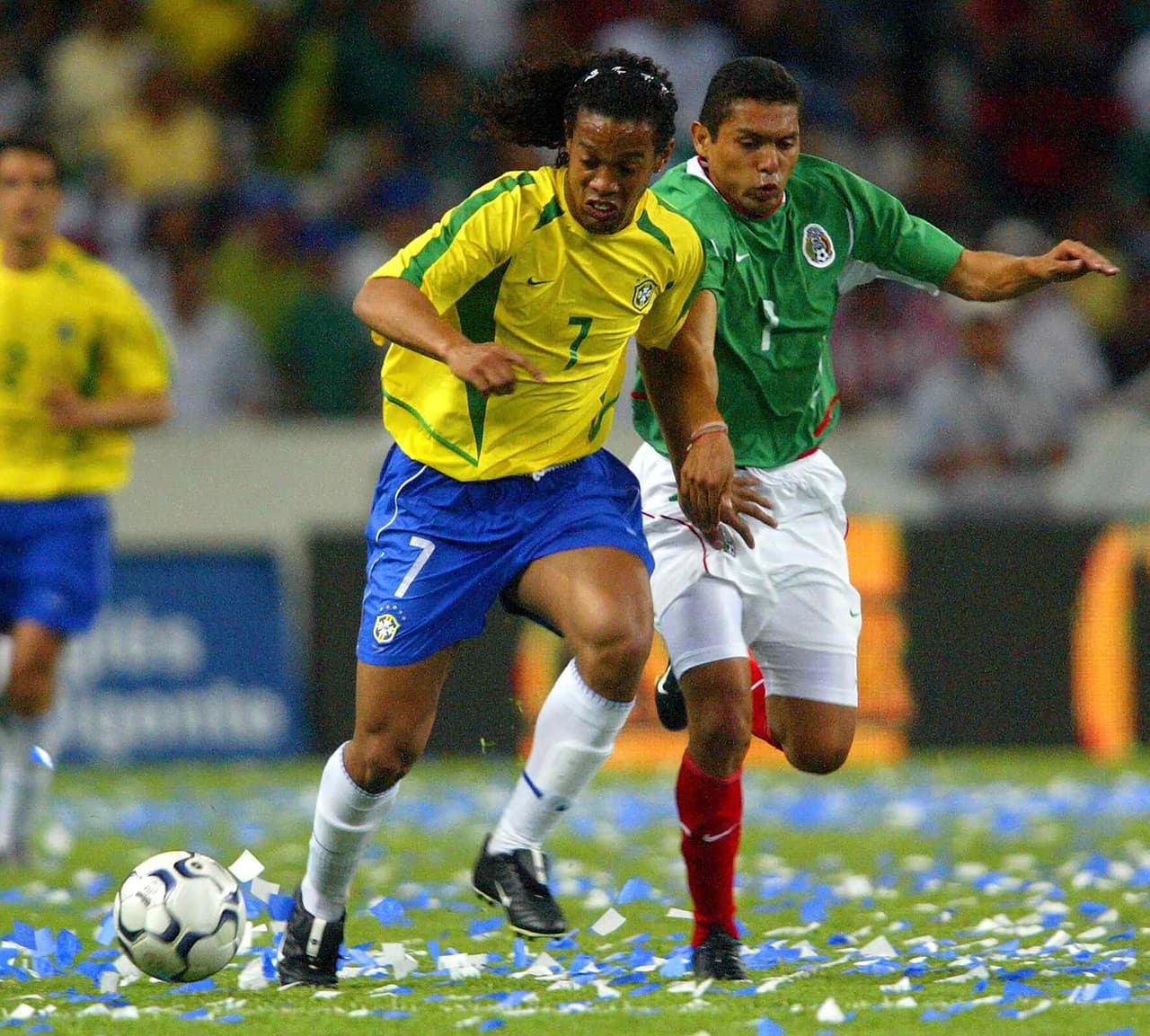 La alineación de la Verdeamarelha incluía a Ronaldinho, Gilberto Silva, Ze Roberto, Amoroso.