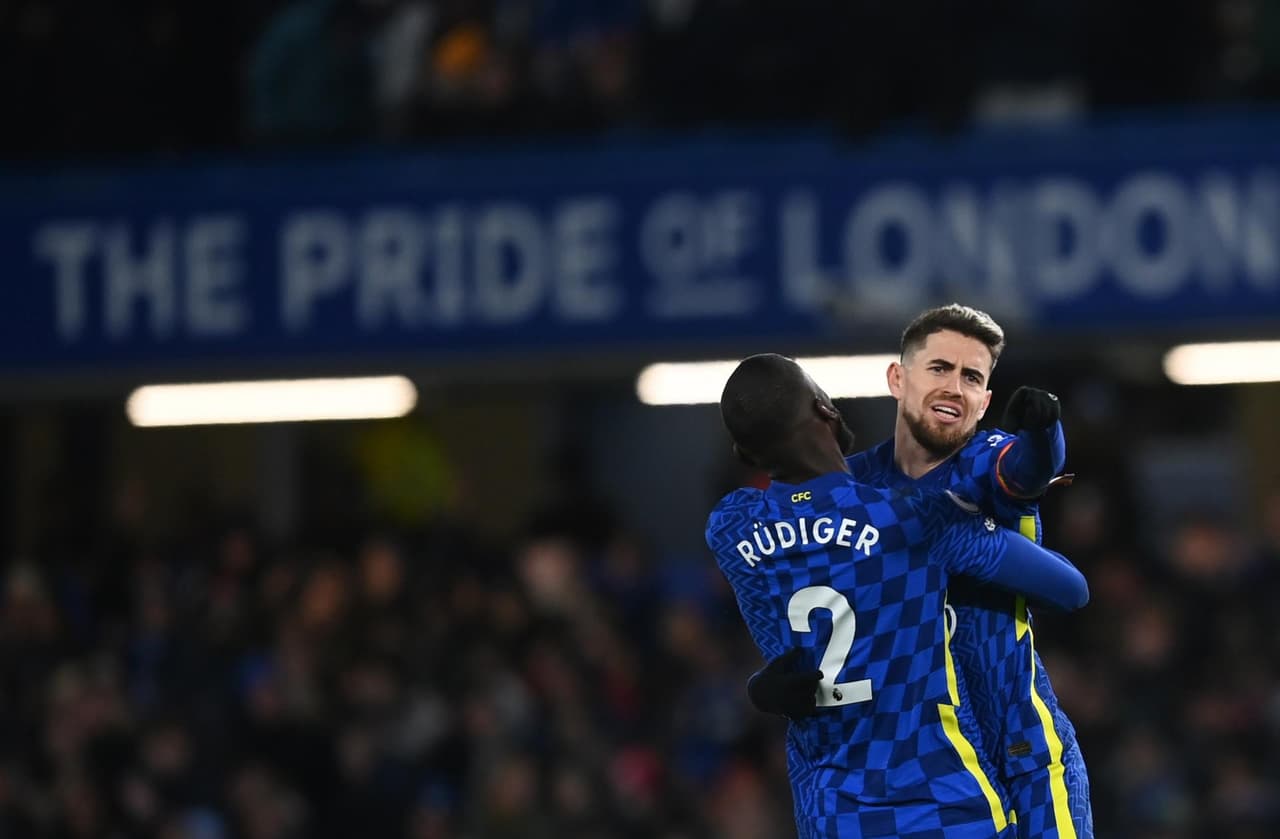 Chelsea empata 1-1 ante el Manchester United durante la J13 de la Premier League. Jadon Sancho abrió el marcador al minuto 50' a favor de los Red Devils, pero Jorge Luis Frello logra igualar el marcador al 69'. Cristiano Ronaldo entró de cambio.