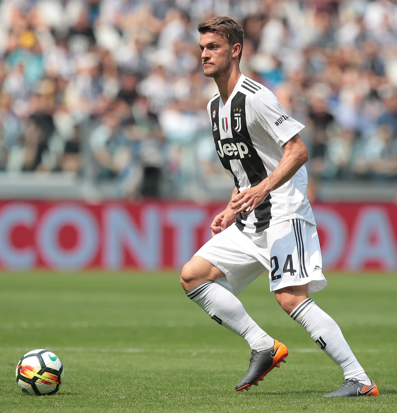 Chelsea está tras la pista del defensa italiano Daniele Rugani, quien actualmente juega para la Juventus. Con la llegada de Cristiano, la Vecchia Signora debe hacer caja.