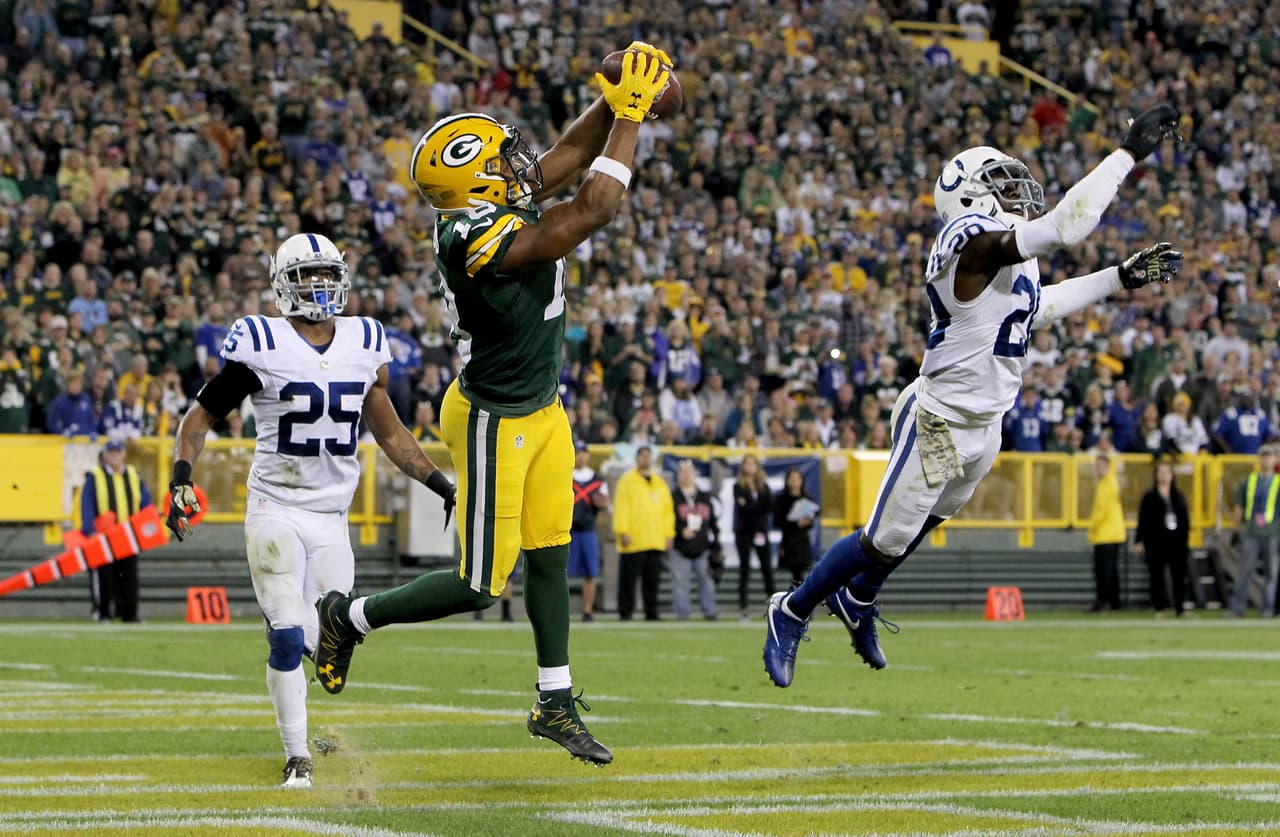Randall Cobb le dio esperanzas a los fans de los Packers al atrapar este pase de TD cuando en el reloj todavía faltaban poco más de 3 minutos de juego, sin embargo los Colts ganaron.