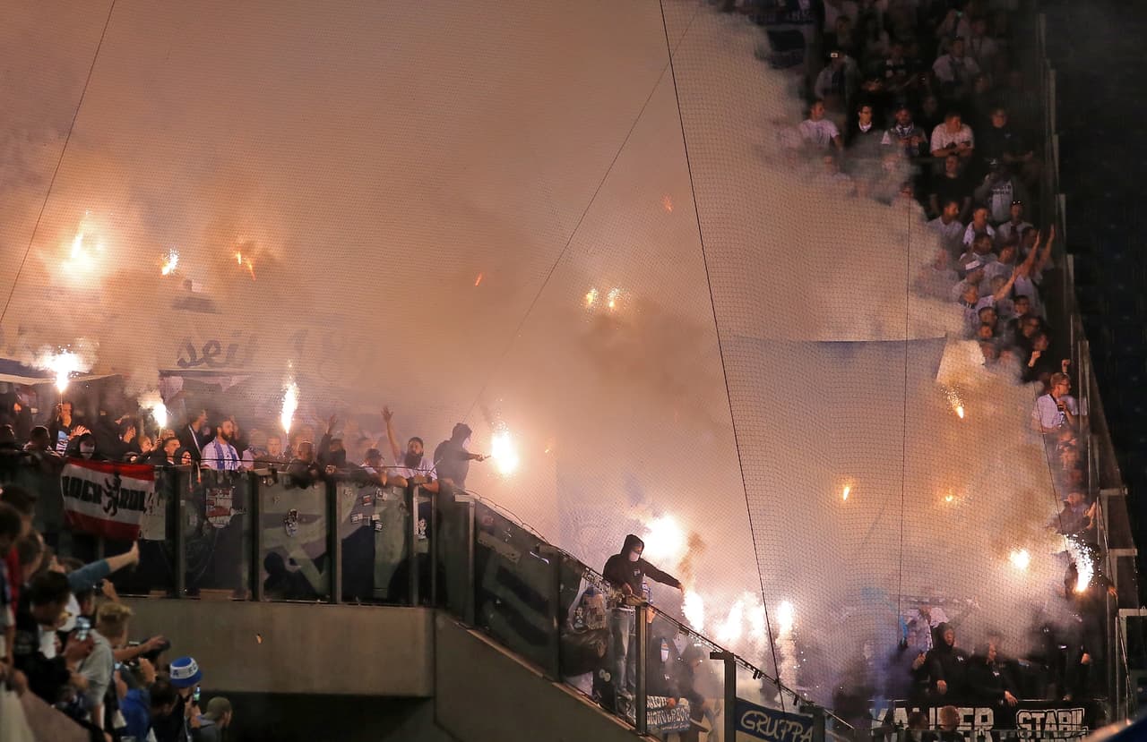 La cosa se puso fea cuando las aficiones rivales empezaron a entonar cánticos hostiles.
