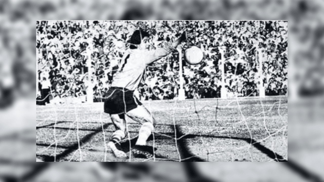<b>Cárdenas a Gramajo</b>
<br>4. Corría el 22 de agosto de 1971, hace 49 años el ‘Chango’ Cárdenas, ídolo de Racing se vistió de héroe en la Copa Intercontinental de 1967 ante
<b> </b>Rosario Central. Todo inició cuando Guibaudo, arquero de la Academia, fuera expulsado por el árbitro Nitti por adelantarse en los dos penales anteriores atajados ante Cárdenas. Rosario Central cambió de pateador a Gramajo por Landucci, pero Cárdenas volvió a detenerlo.