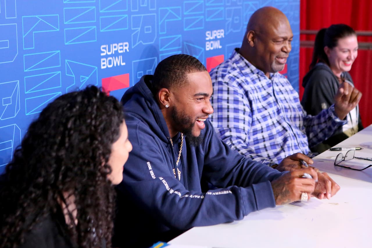 DeSean Jackson (azul) y Charles Haley (camisa a cuadros) estaban firmando autógrafos en un apartado de la NFL Experience.