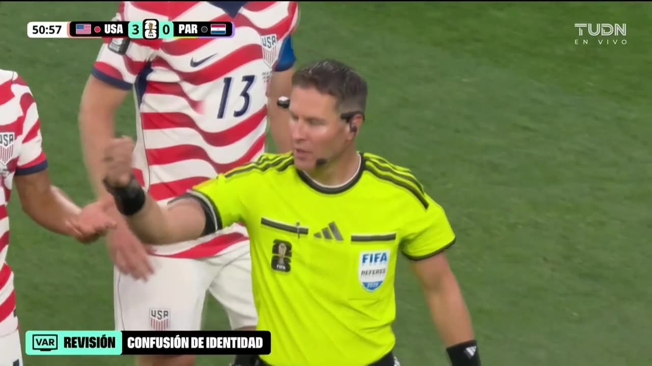 VAR estrena la "confusión de identidad" y sucede lo inesperado