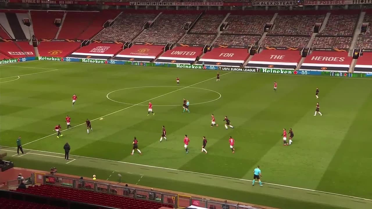 ¡CERCA! Bruno Fernandes disparó que se estrella en el poste.