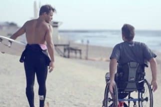 El campeón nacional de surf argentino Martín Passeri ayudó a un inválido a cumplir su sueño de surfear una ola, lo que le costó el campeonato argentino.