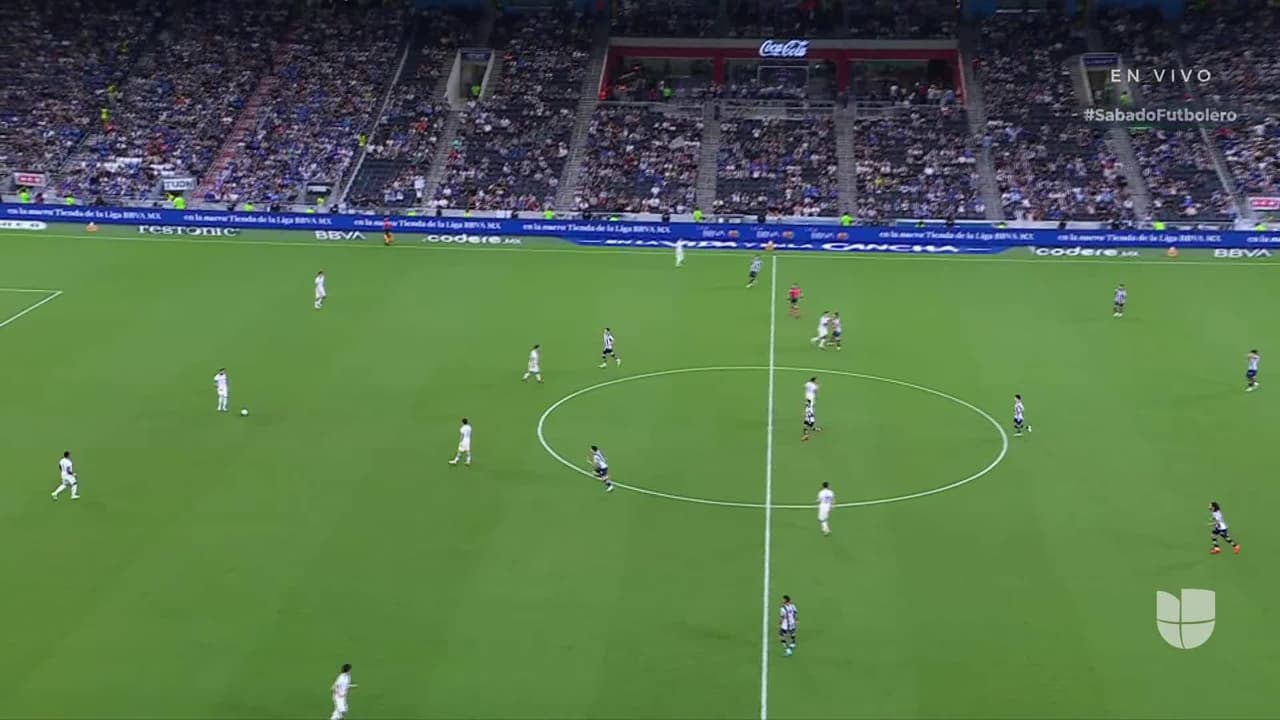 Arranca el partido y la pelota está en juego.