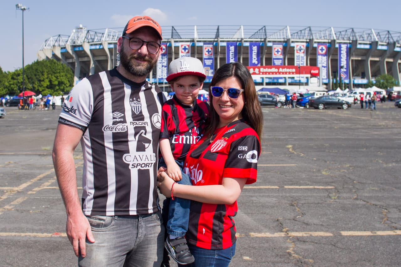 Los fanáticos de Cruz Azul y Necaxa viven la antesala del encuentro por la Jornada 9 del Clausura 2019 de la Liga MX en el Estadio Azteca.