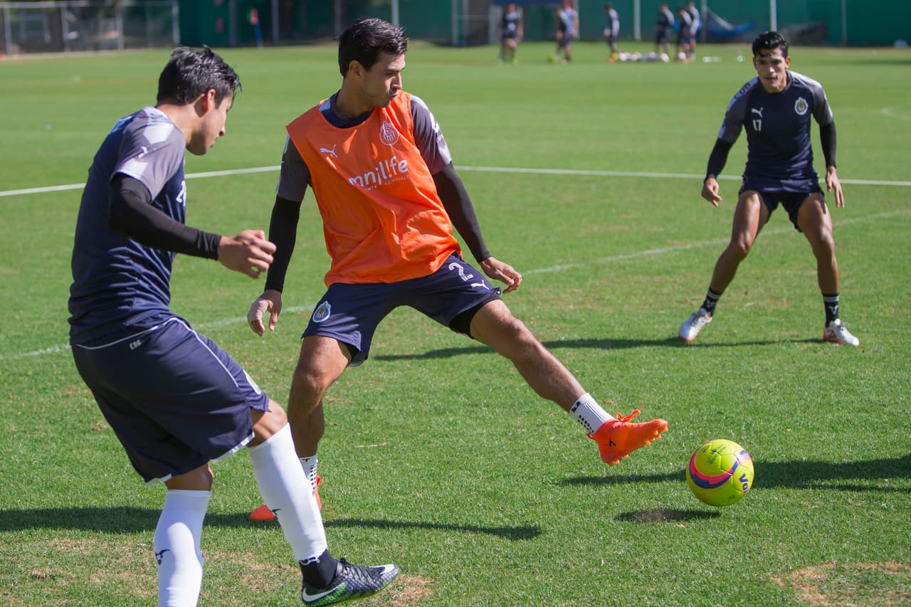 Oswaldo Alanís volvió a entrenamientos con el primer equipo de Chivas de Guadalajara luego de su 'novela' sobre su salida del equipo. Al final, ya está a disposición luego de negociar con el club.