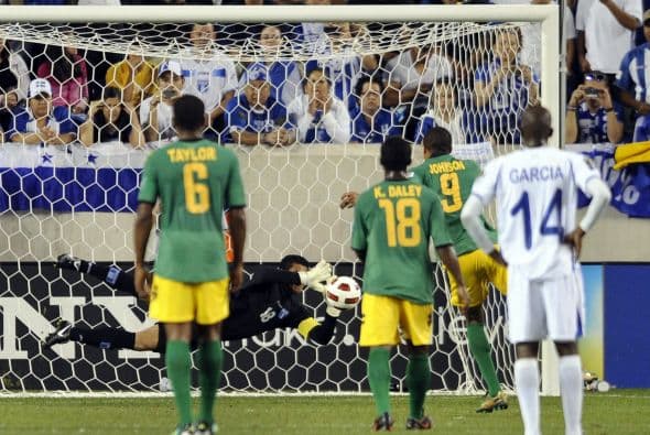 Mientras que Jamaica fue imponiendo de nuevo su fútbol fuerza y siendo de nuevo peligrosa con sus contraataques, uno de ellos a los 72 minutos provocó que el defensa Osman Chávez derribase dentro del área a Johnson. El delantero de San Jose se encargó de lanzar el penal, pero Valladares le adivinó su disparó a media altura pegado al poste izquierdo y rechazó el balón y evitó el 2-0.