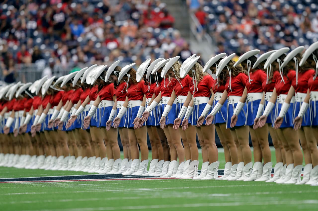 Son hermosas, tienen energía y sus bailes le dan alegría al ambiente en los estadios de la NFL: sin duda, las porristas tienen un papel muy especial para el espectáculo del fútbol americano.