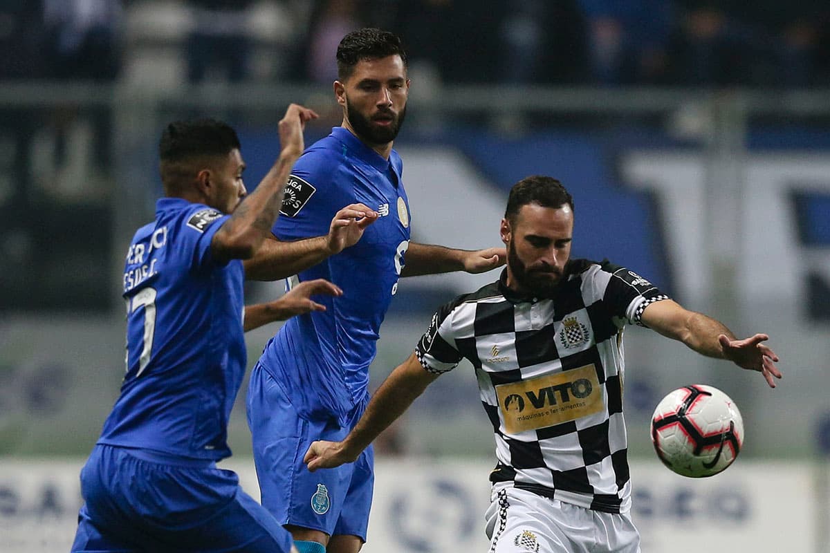 Felipe (izquierda) y Tecatito Corona (centro) buscaron bloquear la salida de Raphael del Boavista (derecha).