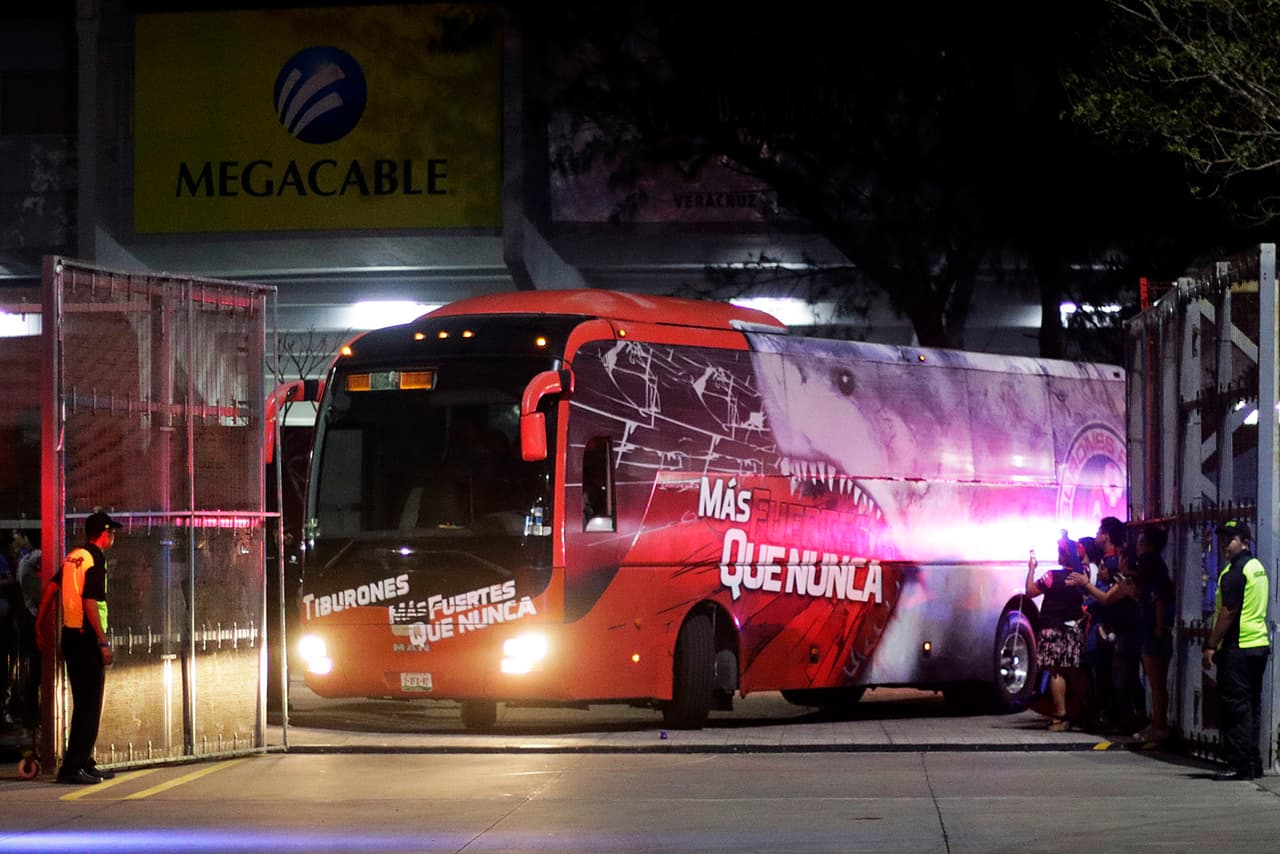 Autobus del equipo Veracruz, llegando al estadio antes del juego de la jornada 8 del Clausura 2019 contra Cruz Azul.