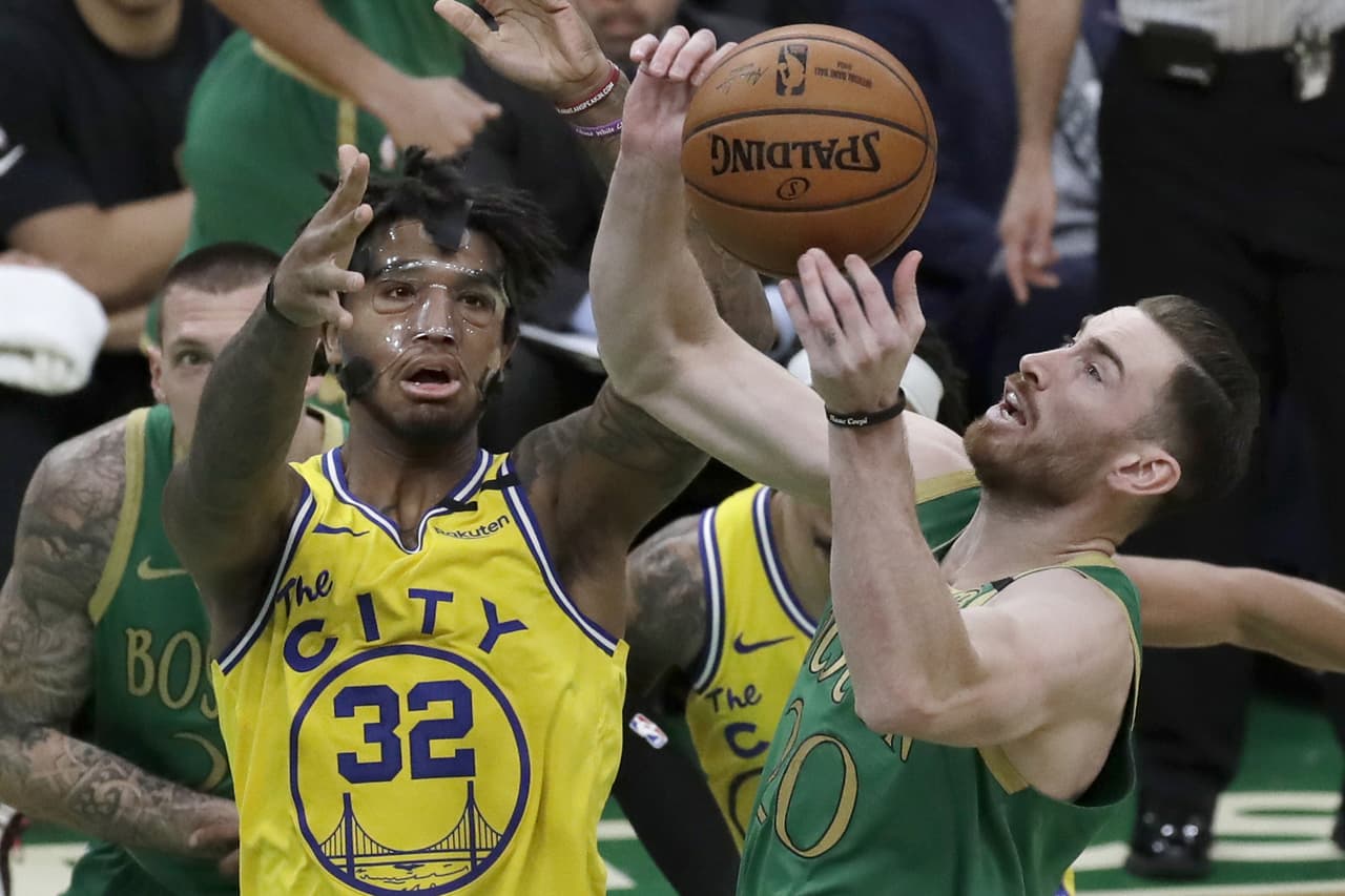 Celtics propina quinta derrota seguida a Warriors