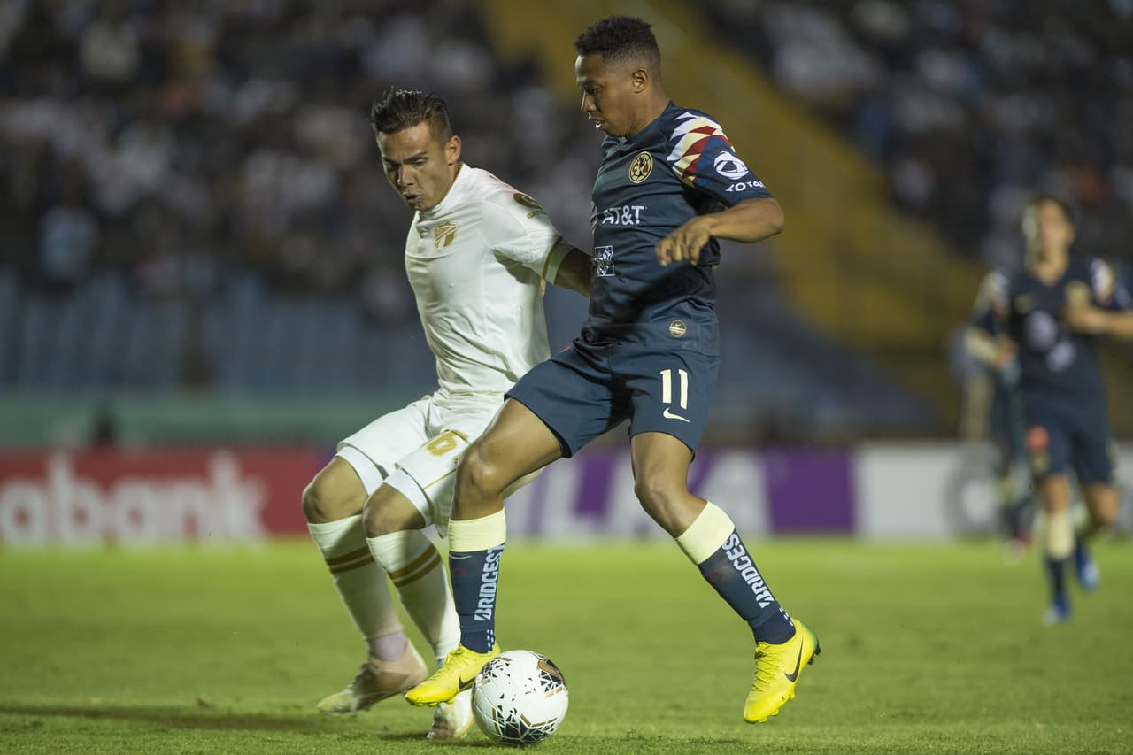 Andrés Ibarguen recibió una falta digna de cárcel y el silbante no mostro ni siquiera una tarjeta amarilla.