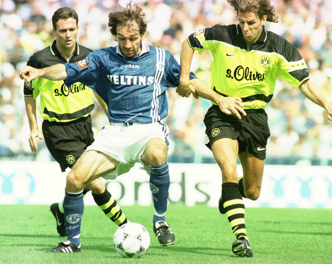 El primer derbi en 1925 fue para el Schalke 04, que dominó a su odiado rival hasta la década de los 40.