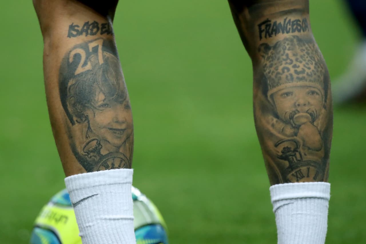 En su piernas lleva el tatuaje el rostro, fecha y hora del nacimiento de sus hijas.