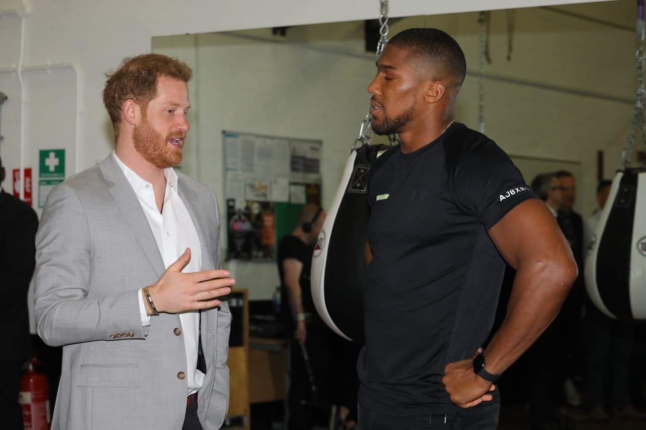 El pugilista Anthony Joshua se reunió con el Principa Harry en el evento 'Made by Sport', donde se le notó sonriente a pesar de su pérdida de títulos de peso completo contra el mexicano Andy Ruiz.