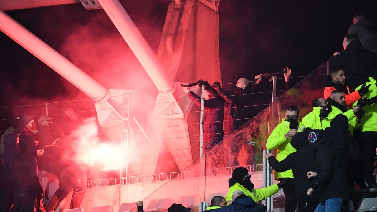 ¡Caos en las gradas e invasión de cancha del Paris FC vs Lyon!
