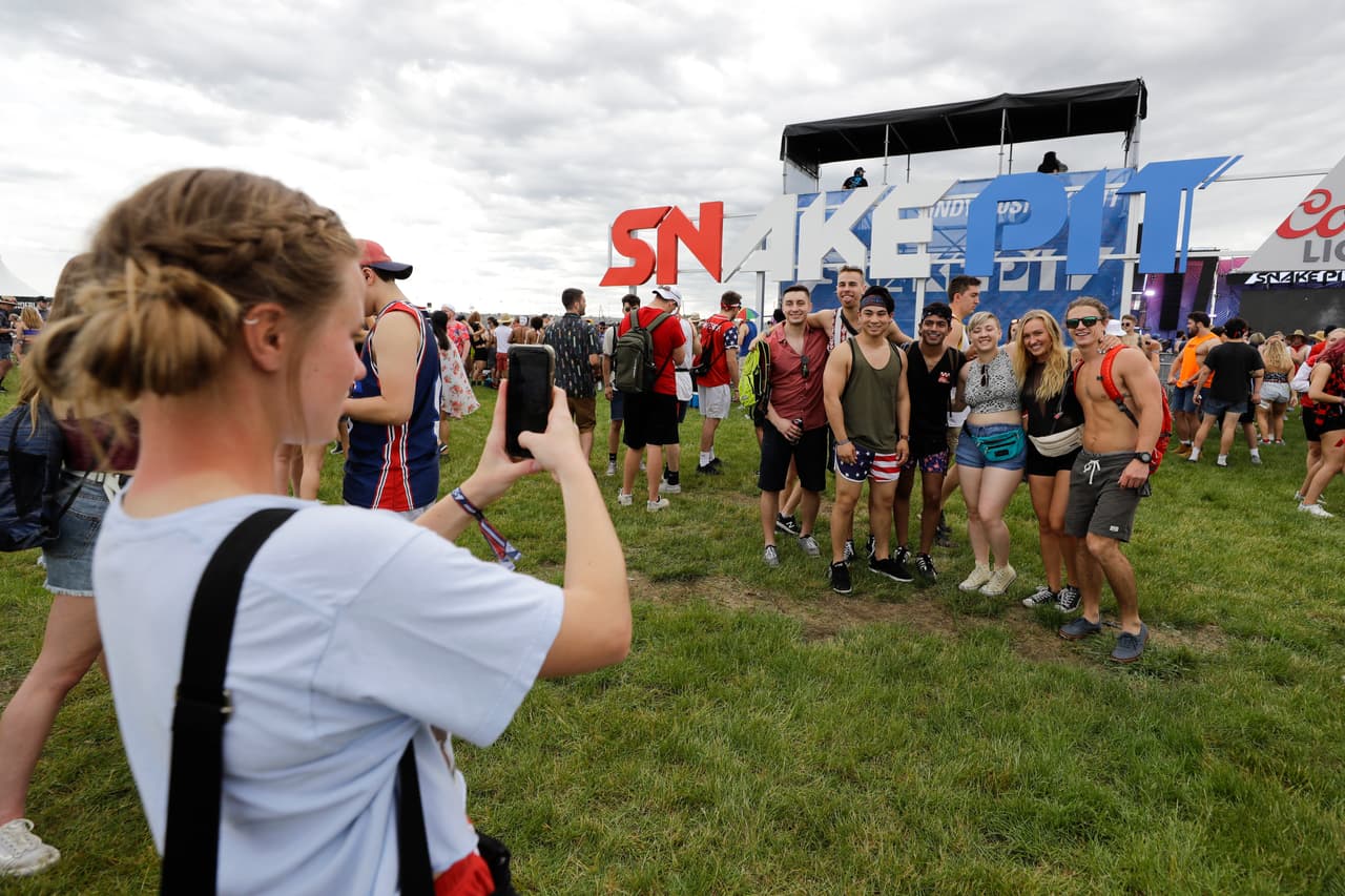 Celebridades como Matt Damon y Christian Bale fueron parte de la multitud de fanáticos que prendieron la fiesta de la Indy 500, competencia de la Indycar Series que vive su edición 103, siendo la de más historia en los deportes a motor.