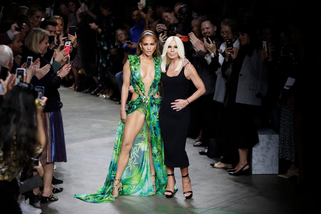 Nunca olvidaremos el increíble vestido de Versace que uso en el 2000 y que volvió a usar en el desfile de Primavera Versace 2020.