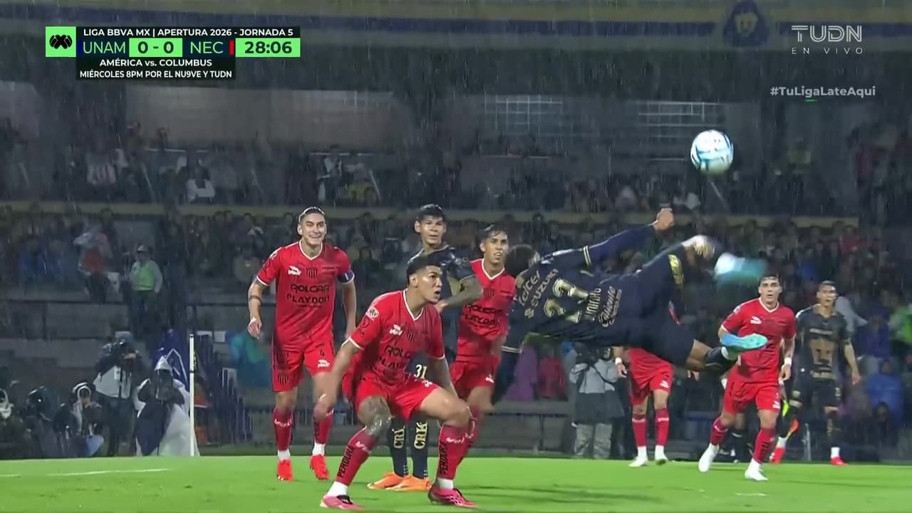 ¡Iba a ser un golazo! Juninho falla en su remate de chilena