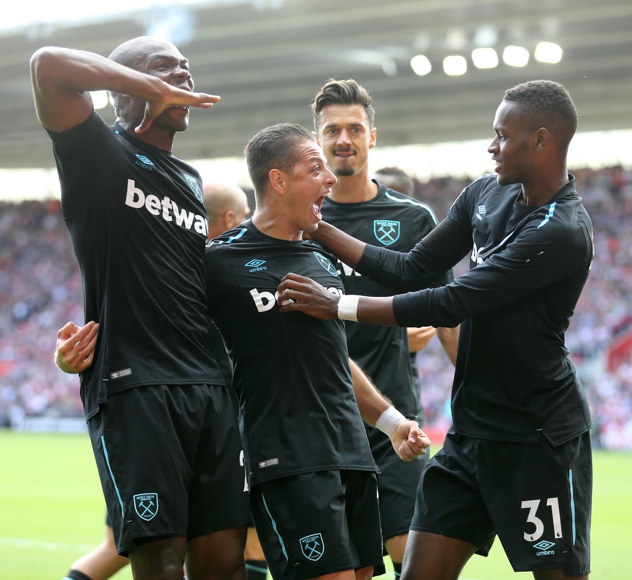 A pesar de un doblete de Javier Hernández, el equipo también perdió en su visita a Southampton.