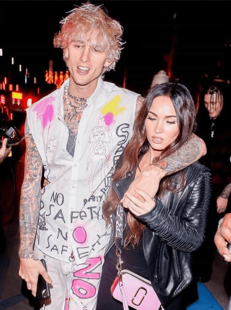 En cuanto a su relación con el cantante, fuentes cercanas afirman que están en una relación comprometida.