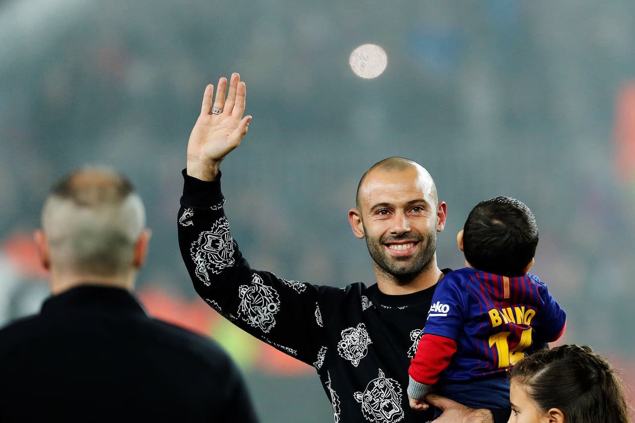 Vestido de calle y acompañado por sus tres hijos y la plantilla al completo del primer equipo del Barcelona, el argentino Javier Mascherano saltó al césped del Camp Nou para despedirse de la afición.