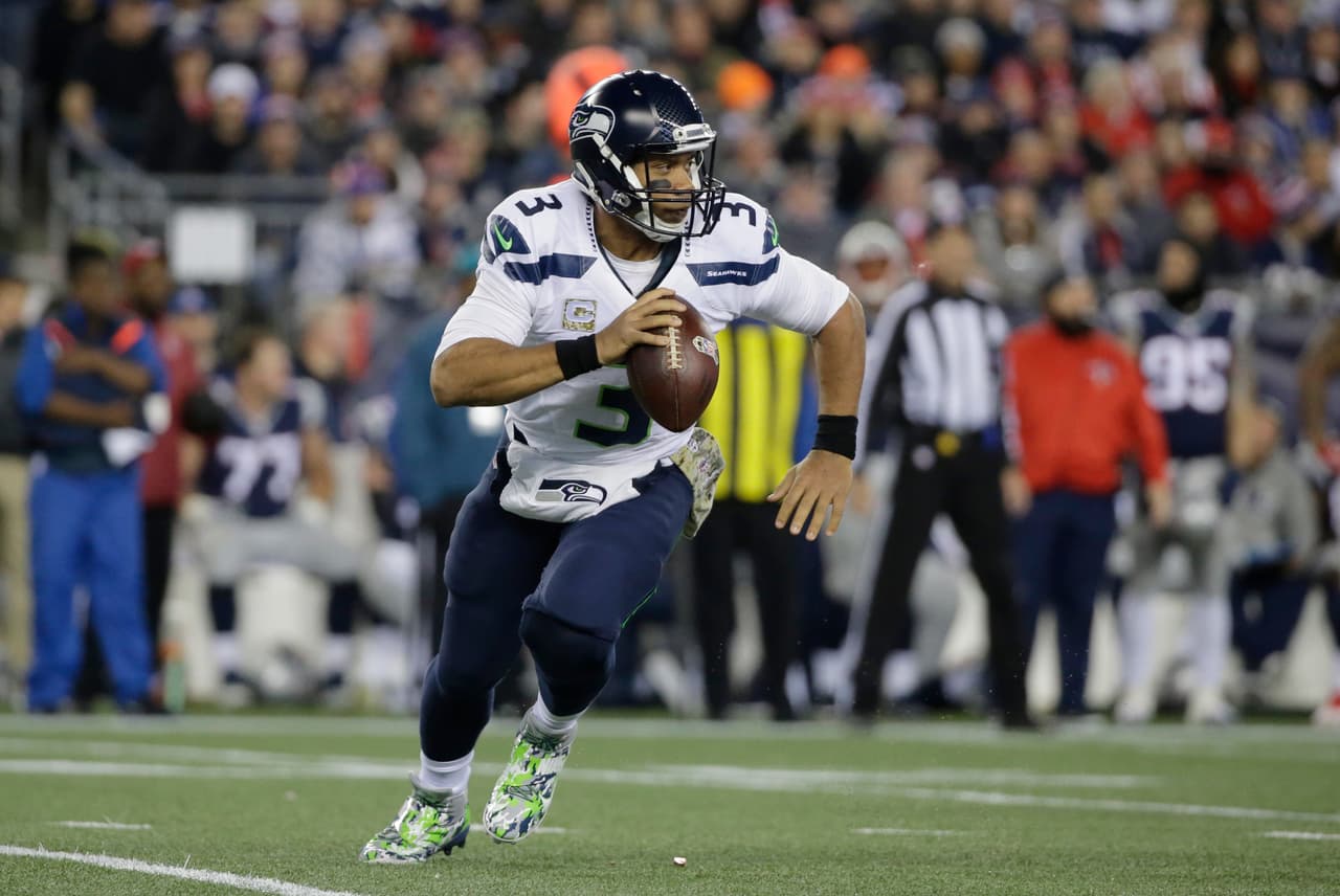 <b>Russell Wilson – QB, Seattle Seahawks</b>
<br>El quarterback de Seattle dio un partidazo el domingo por la noche donde volvió a mostrar el nivel con el que ha guiado a los Seahawks a dos Super Bowls. ‘DangeRuss’ completó 25 de 37 pases para alcanzar las 348 yardas y conseguir tres touchdowns contra los casi invencibles Patriots. Wilson le ganó el duelo aéreo al mismísimo Tom Brady y recuperó la movilidad que lo hace tan peligroso. Si sigue así, los ‘Hawks serán una pesadilla para cualquiera en la postemporada.