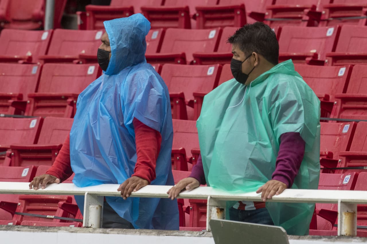 La afición se hizo presente a pesar del mal clima.