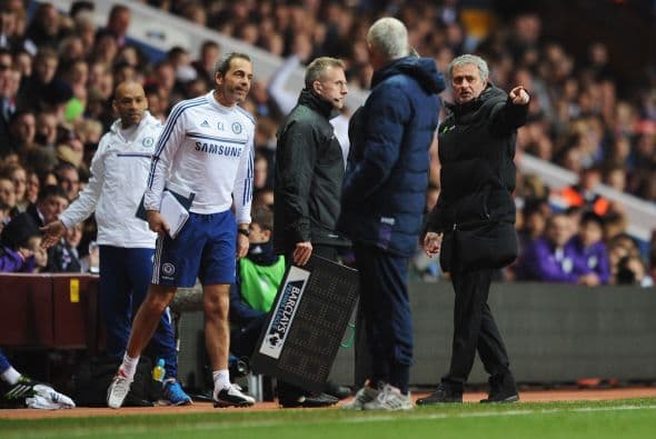 Ya casi finalizando el partido Ramires también fue expulsado y las protestas de Mourinho fueron mayores.