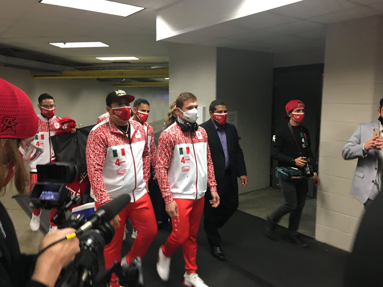 Así se preparaban previo al pleito por los cinturones del WBC y WBA en el Alamodome.