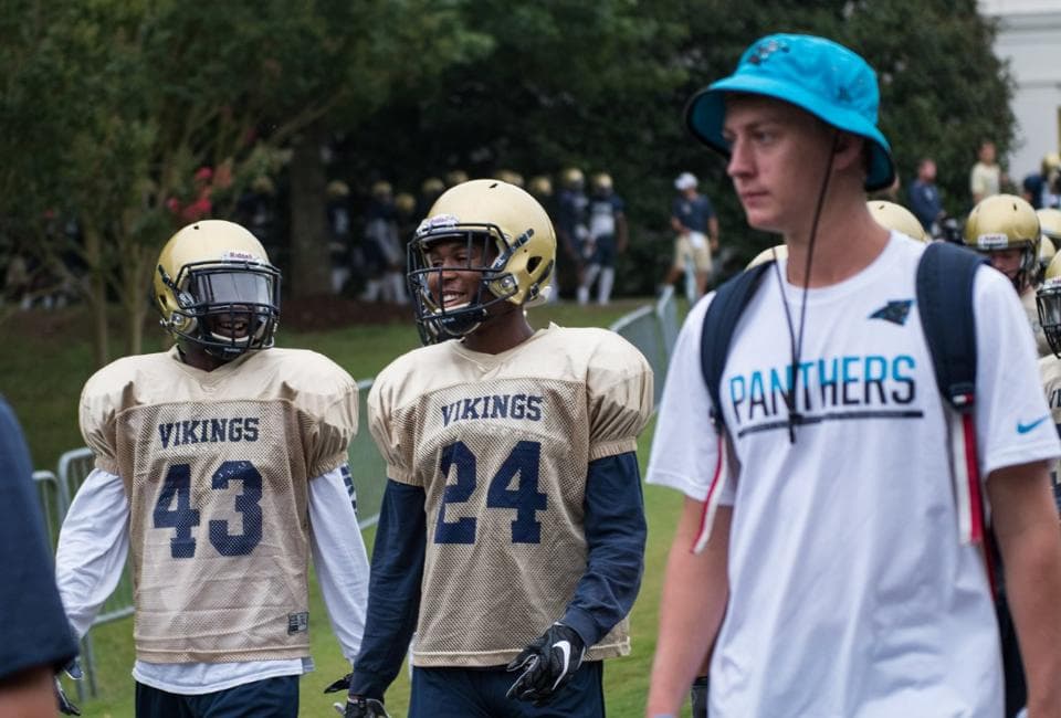 Diversión, aprendizaje, emoción, conviviencia y retroalimentación, los ingredientes principales de la inusual práctica de los Panthers con chicos de preparatoria de Carolina del Sur. Checa las mejores imágenes.