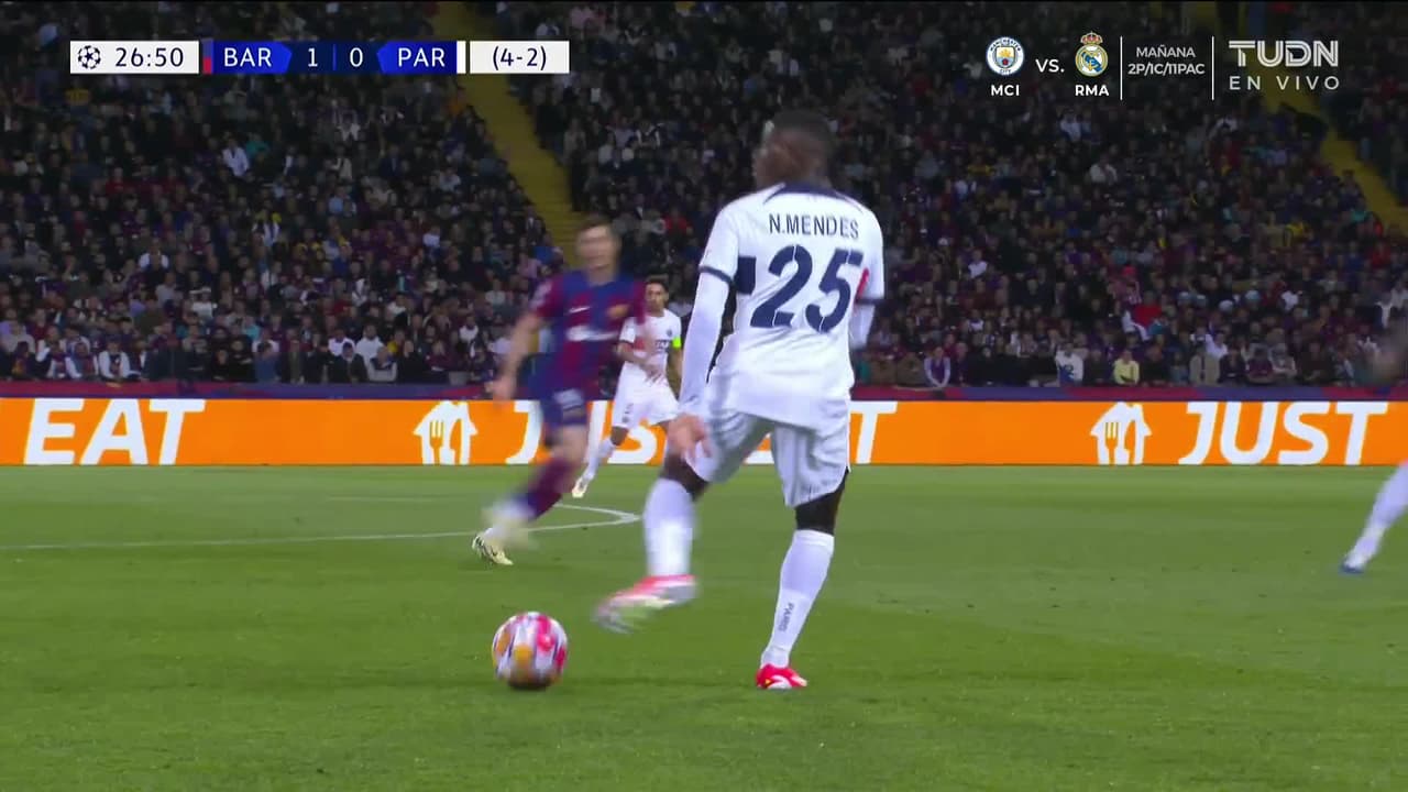 ¡TIRO ATAJADO! disparo por Kylian Mbappé.